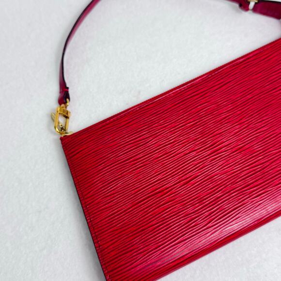 Louis Vuitton Epi Pochette Accessoires 24
Red wristlet gold hardware. - Picture 13 of 15